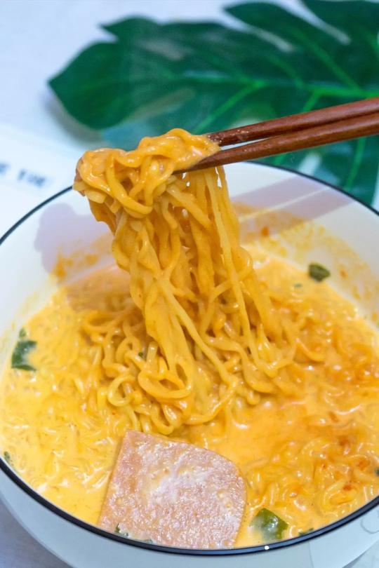 抖音上的生鸡蛋泡面,真的好吃吗?