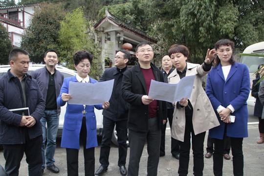贵阳市委常委市委统战部部长帅文经常深入基层开展调查研究图为帅文调研民族村寨发展的情景