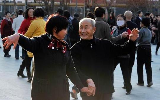 未来,60岁以上老年人居家生活和外出旅游,哪怕是跳广场舞时发生意外