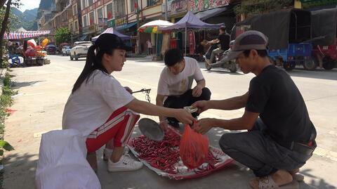 美女摆地摊卖红辣椒，不辣不要钱免费品尝，这样卖生意真好