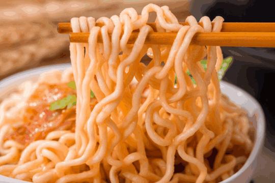 老外认为"中国人吃不起"的美食,印度人说泡面,日本最搞笑