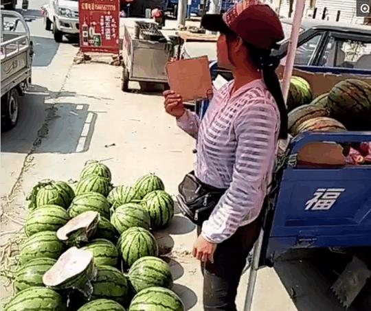 农民西瓜卖不出去,大学生女儿帮忙上街摆摊,3毛一斤都没人买!