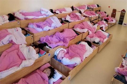 幼儿园老师在群里发了孩子睡觉照片，家长看了后找老师，园长道歉