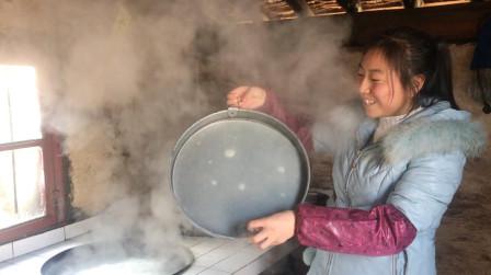 堂哥结婚缝喜被，团团蒸了2大盆凉皮招待，吃不完打包回家