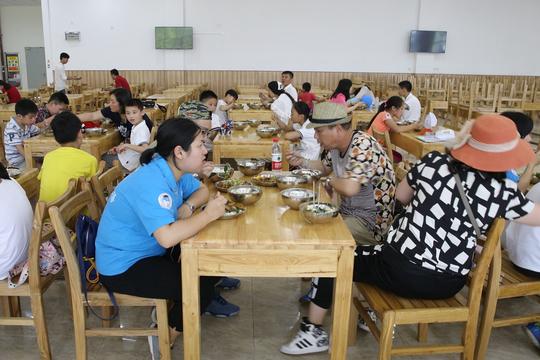 孩子们在室外学习各项体育课程的同时,韦弦国际胡校长用亲身经历为