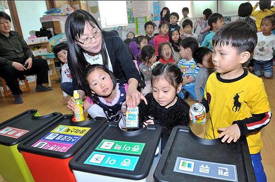 韩国小朋友在幼儿园学习垃圾分类