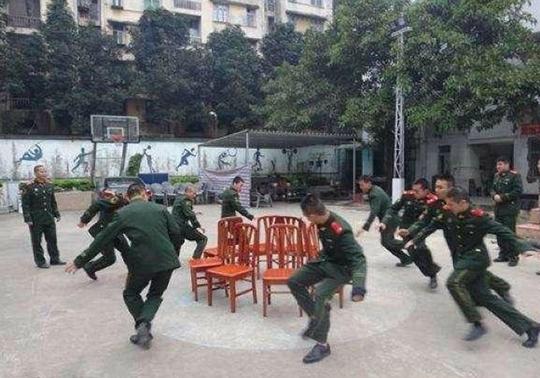 看完兵哥哥在部队过元旦,很多父母都哭了!