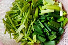 老芹菜和蒜苔一起腌制的做法？