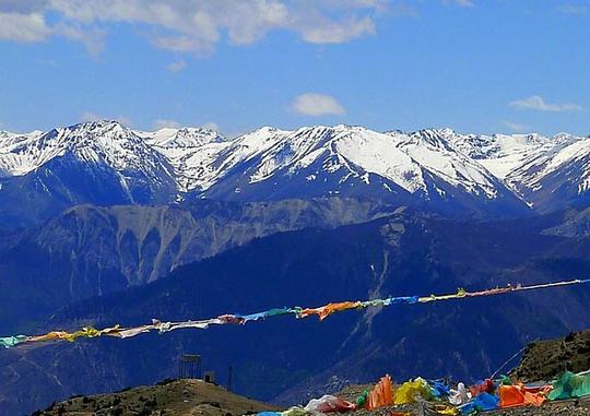 著名的业拉山九十九道拐,曲折蜿蜒的盘山公路不仅打通了横隔在澜沧江