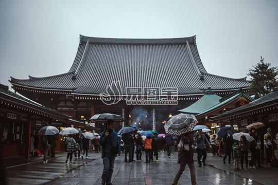 关键词:雨天烧香的人素材下载,雨天烧香的人模板下载,寺庙,雨天,下雨