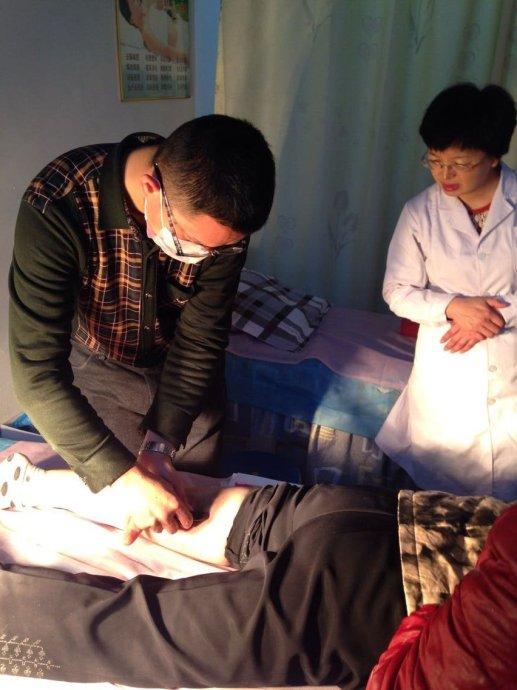赵老师让学员体验砭刀筋膜松解术