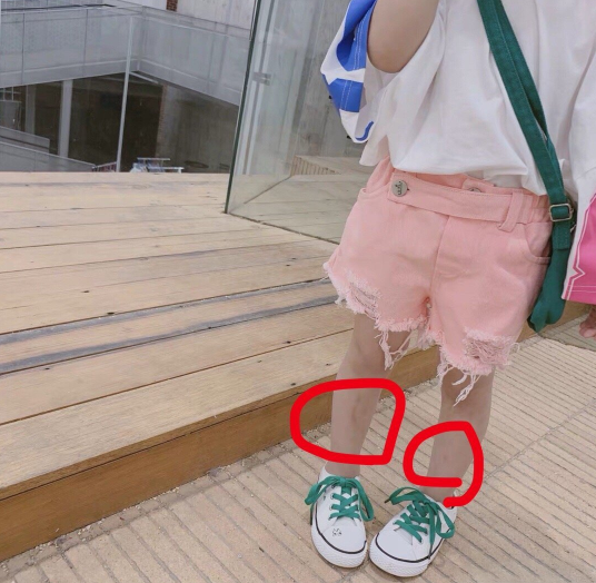 踢拍照童模的人是孩子妈妈