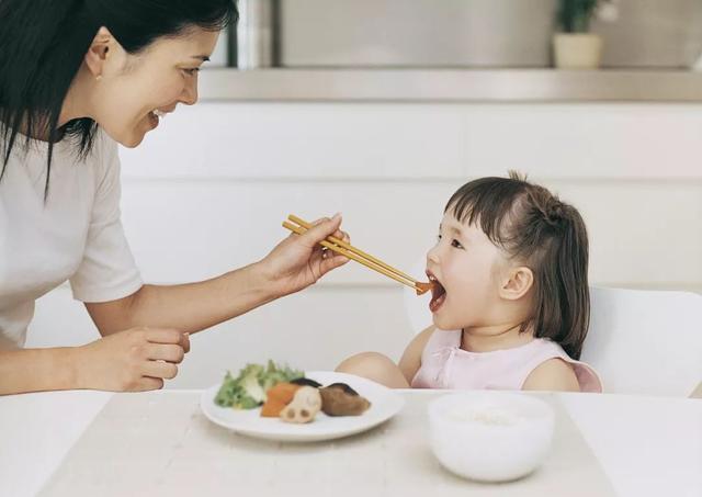 三岁宝宝不愿自己动手吃饭怎么办