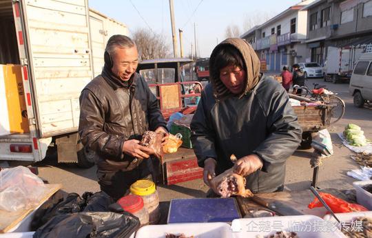 山西农村集市上辛苦的老爸老妈在严寒天努力赚钱过年谢谢他们