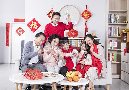 新年一家人视频电话拜年图片下载