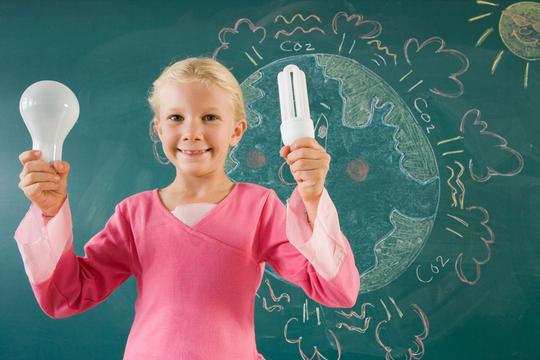 手握节能灯的女孩高清图片模板下载,外国小女孩,学生,教室,环保,手握
