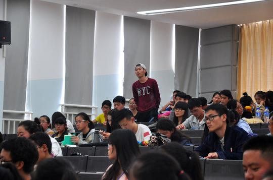 主讲人向同学们介绍一系列的创业优惠政策,同时谈到很多在大学生创业