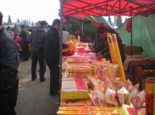 香烛,烧纸,纸元宝,冥钞摊位沿路排开,生意兴隆.
