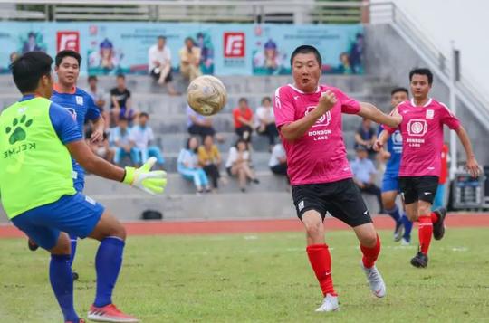 孙楠携楠之队出场了把镜头摇前点近距离领略下他的风采预备备