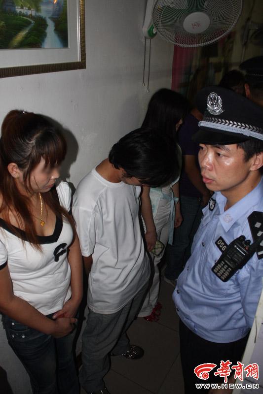 西安警方连夜扫黄涉黄美发厅挂毛巾招揽生意(组图)