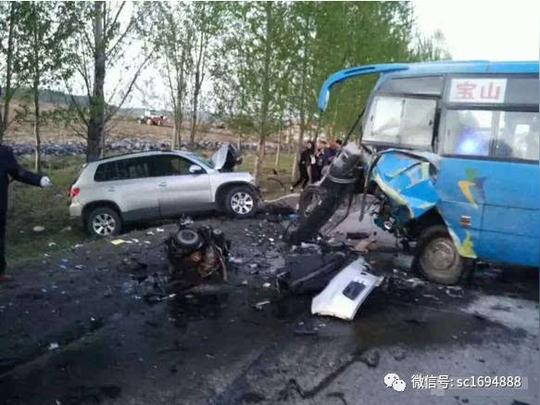 双鸭山一辆途观车与小客迎面相撞,现场惨烈(附视频)