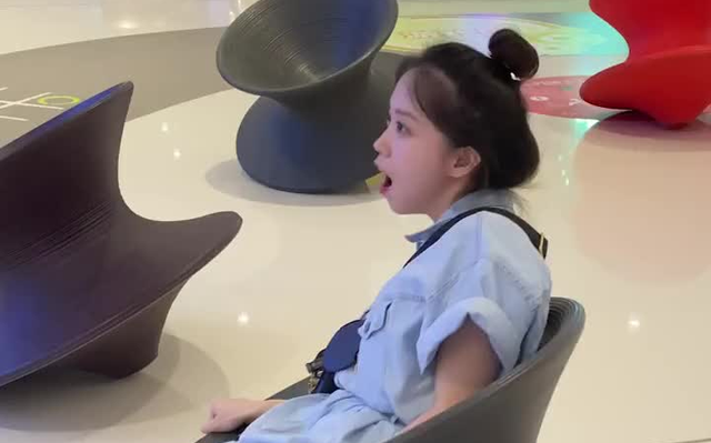 宝宝吃饭的时候不乖怎么办