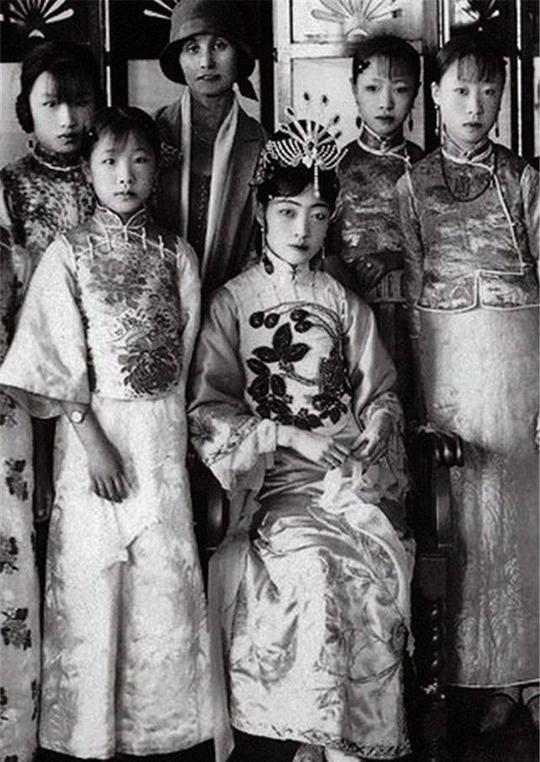 清朝妃嫔格格们年轻时有多美?看完这组老照片,你就明白了