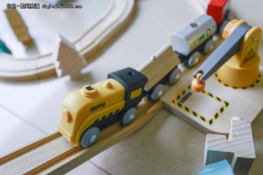 玩出独立思维米兔轨道积木电动火车体验