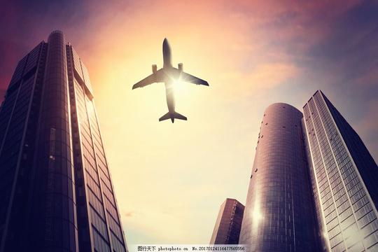 低空高楼飞行的飞机低空高楼飞行的飞机图片素材冬季空中现代科技