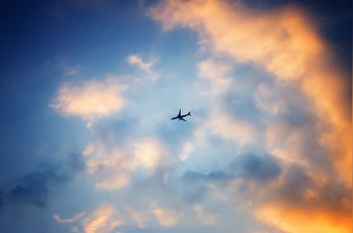 飞机飞过天空.