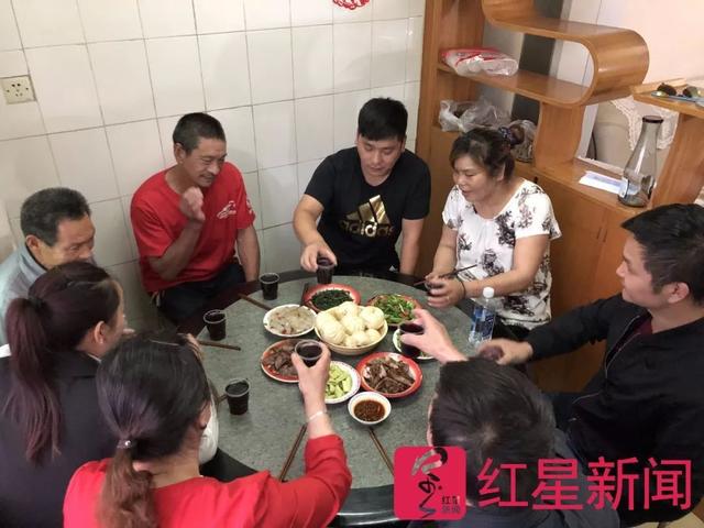 三个月宝宝边吃边拉正常吗