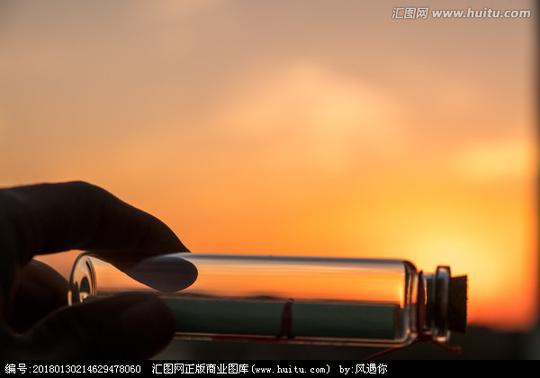 关键词:玻璃罐横构图素材背景夕阳落日天空背景虚化手