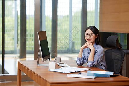 工作中的商务职场白领女性图片下载