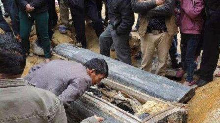 村民挖出修路时，意外挖出一副棺材，村民好奇打开后定住了