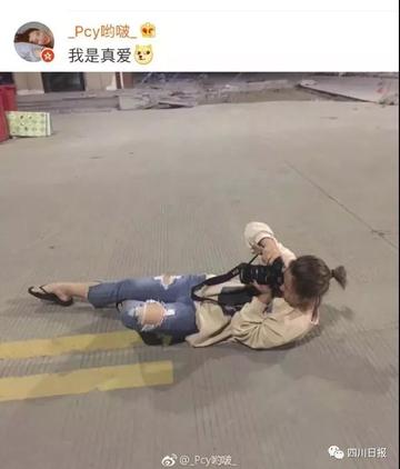 美女跪在地上显露身材的gif动图