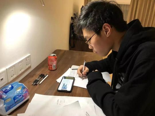 通过钉钉平台认真学习的袁康意