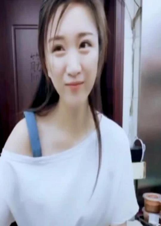 抖音"牛肉面西施"被各大媒体点名批评,网友:不作不会死