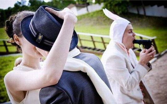 【神回复】没有女票的我只好和机器人约会了