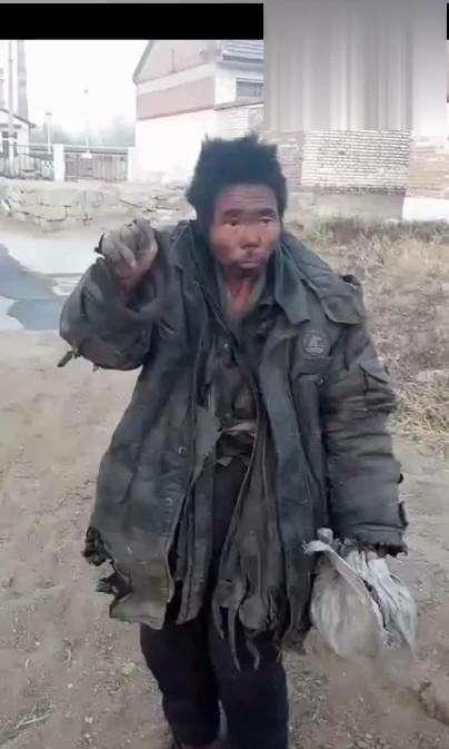 "给我一个理由让我去追求,让我一次喝个够,都说那爱情美呀我却无所谓