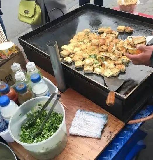 每天下午开始出摊,生意非常好,每次下班路过的时候都会被香喷喷的香味
