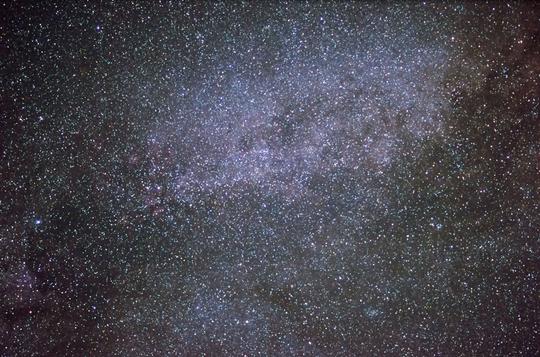 天鹅座附近的银河,星星是不是太密了,左下方是北美洲星云么?