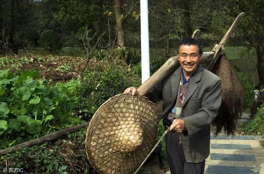 丈夫外出打工意外去世,妻子站在棺材前说:能回来就好