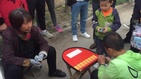 实拍街头骗局“弹球游戏”有的孩子连连上当几分钟被骗几百元!