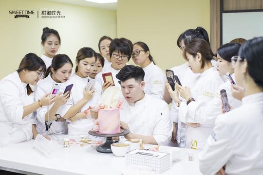 出于长远的打算,很多女生想要自己开店创业当老板.