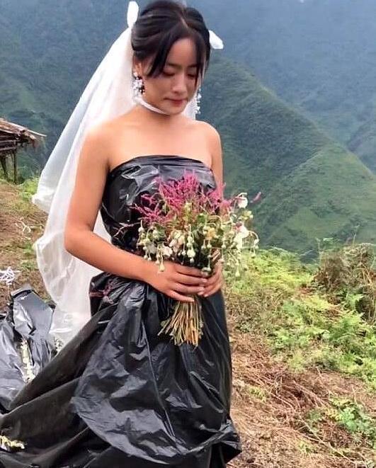 农村女子自制婚纱穿上拍照，网友放大看后，大开眼界