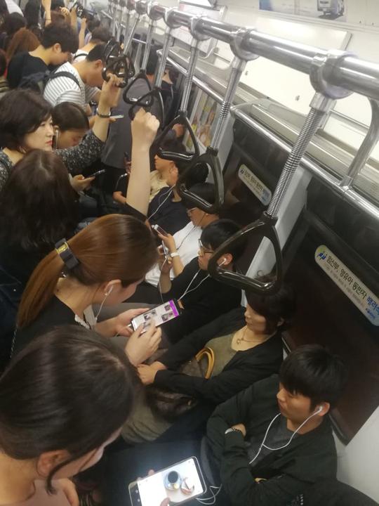 首尔地铁上人人都是手机族