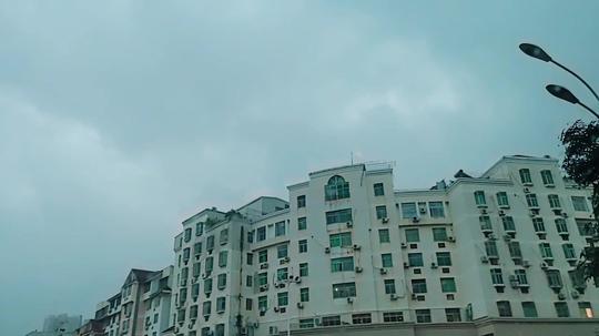 创业阿志送货途中下起大暴雨，接下来只能这样做，赚钱不易