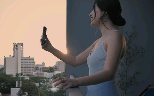 性感美女顶楼自拍视频素材高清无水印视频素材
