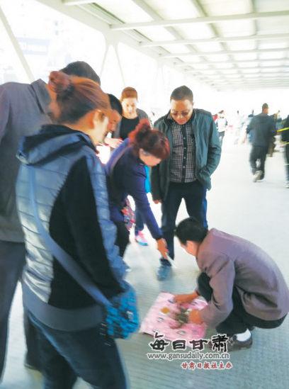 兰州街头上演猜瓜子骗术竟然有人下赌注上当(图)