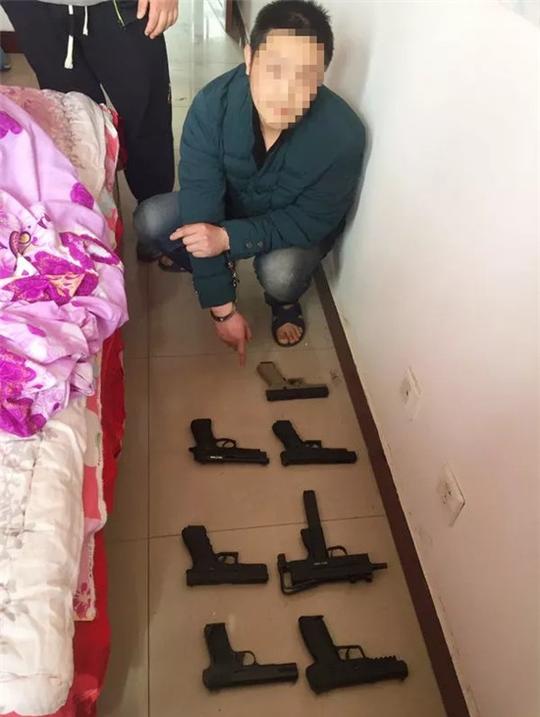 被抓时,小飞还在家中跟客户"谈生意",而家人对他贩卖枪支一事一无所知
